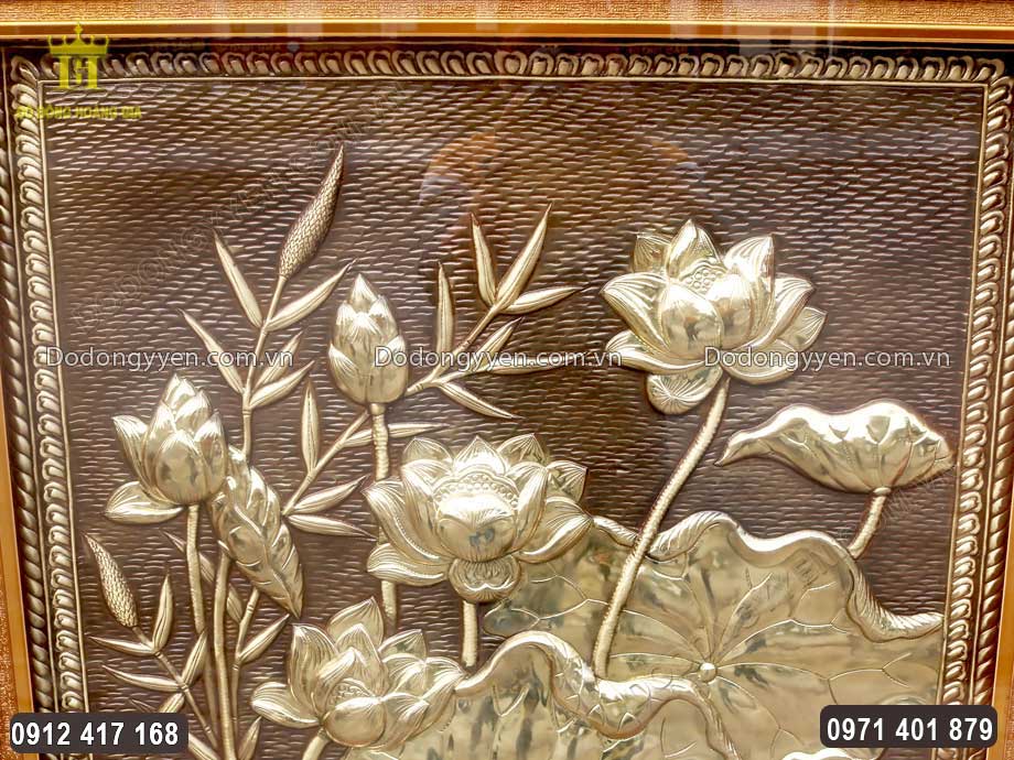 Bức tranh hoa sen bằng đồng hun m&agrave;u giả cổ tuyệt đẹp ph&ugrave; hợp cho kh&ocirc;ng gian ph&ograve;ng thờ, ph&ograve;ng kh&aacute;ch 